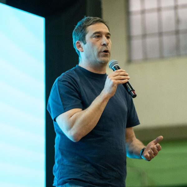 Luque cerró su campaña en Comodoro con el respaldo de una multitud de deportistas y dirigentes