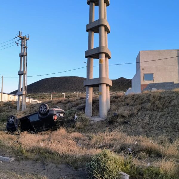 Accidente vial en Ruta 39: un vehículo volcó en el ingreso al barrio Padre Corti