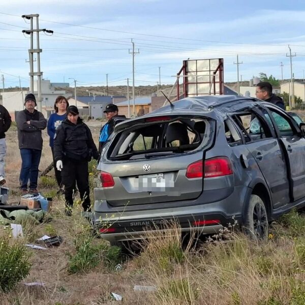 Joven falleció y otro resultó herido en vuelco vehicular en Km 8