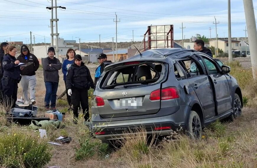 Joven falleció y otro resultó herido en vuelco vehicular en Km 8