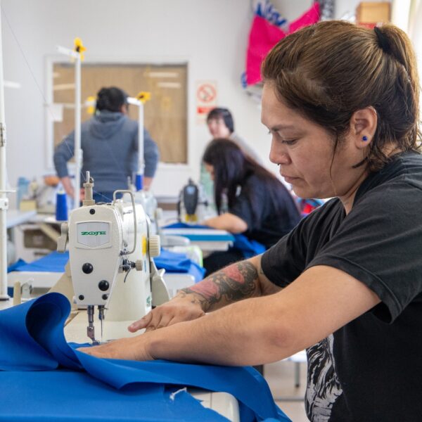 El Centro de Promoción Laboral fortalece la confección de indumentaria para el personal municipal