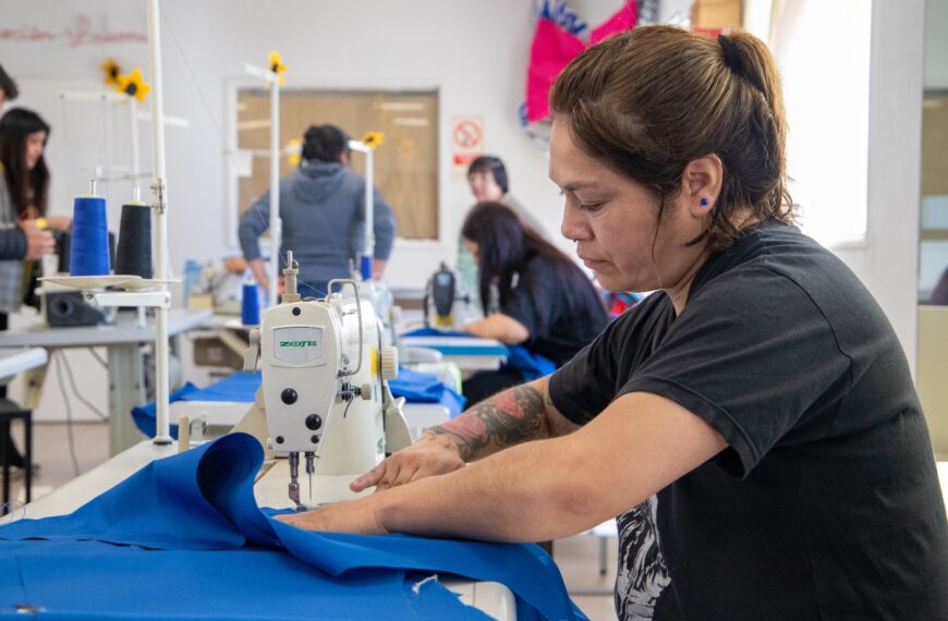 El Centro de Promoción Laboral fortalece la confección de indumentaria para el personal municipal