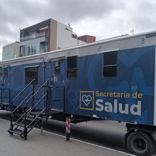 El tráiler de salud comienza con las atenciones en el Centro luego de concluir su estadía en km. 17