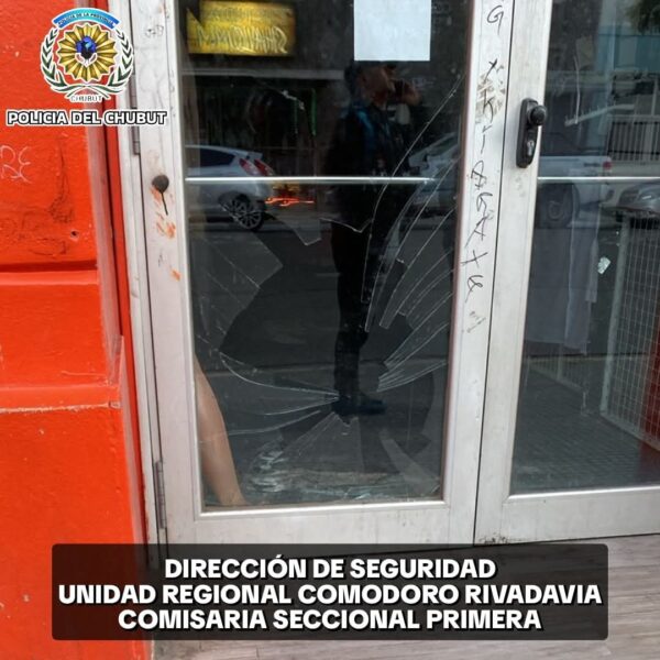 Detienen a una menor tras dañar la vidriera de un local en el centro de Comodoro