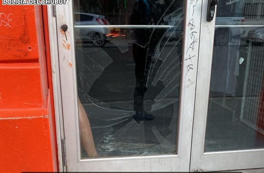 Detienen a una menor tras dañar la vidriera de un local en el centro de Comodoro