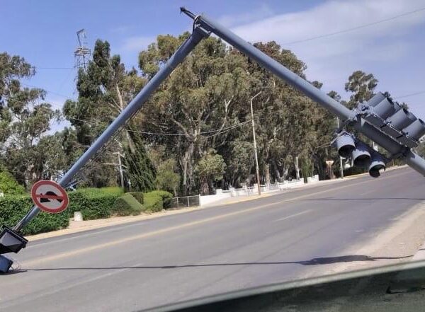 Personal de transito trabaja en las zonas donde no funcionan los semáforos