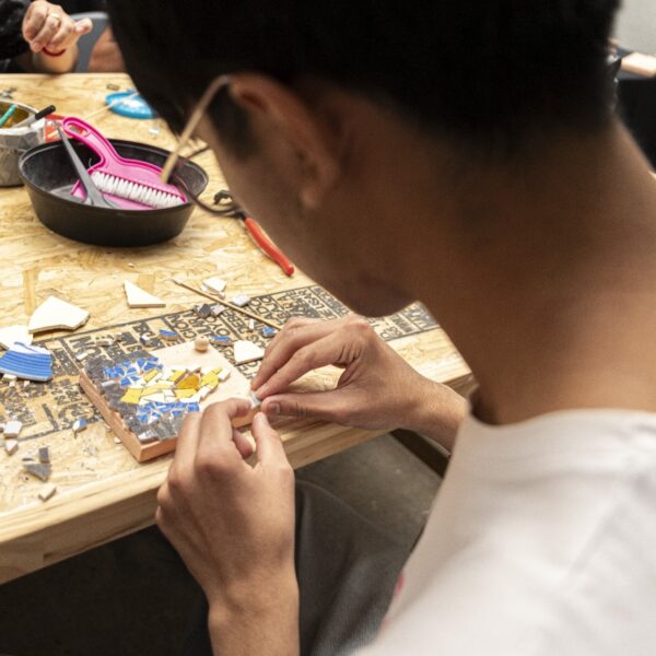 Se concretó la primera edición del Taller de Eco Mosaico con la reutilización de elementos reciclados