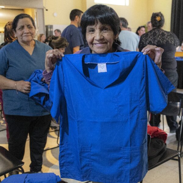El Municipio entregó más de 3.000 prendas confeccionadas en el CPL para fortalecer el trabajo comunitario