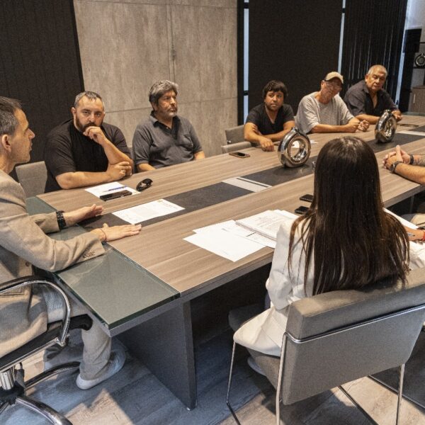 Autoridades municipales se reunieron con agrupaciones de taxistas para analizar la situación del sector