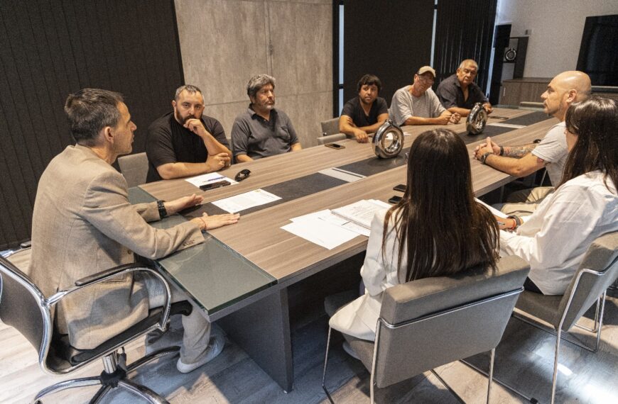 Autoridades municipales se reunieron con agrupaciones de taxistas para analizar la situación del sector