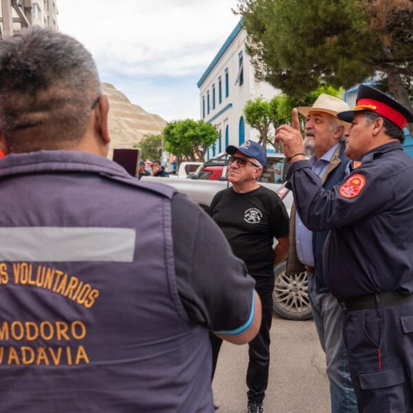 Los Bomberos Voluntarios presentaron al intendente la escalera hidroelevadora de 35 metros