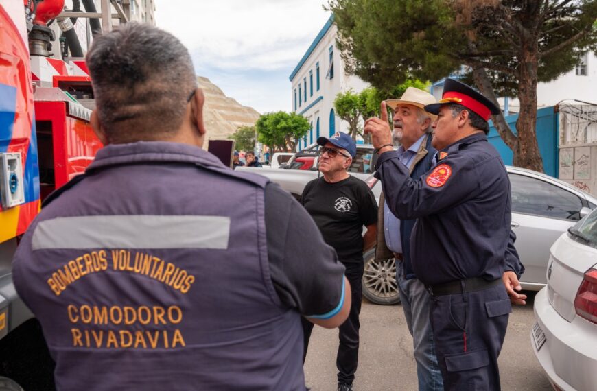 Los Bomberos Voluntarios presentaron al intendente la escalera hidroelevadora de 35 metros