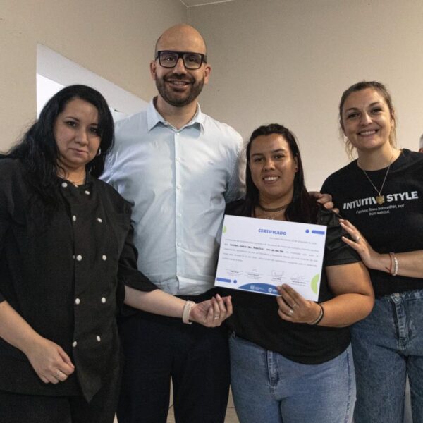 Se celebró el cierre de la capacitación de jóvenes pasteleros en barrio José Fuchs