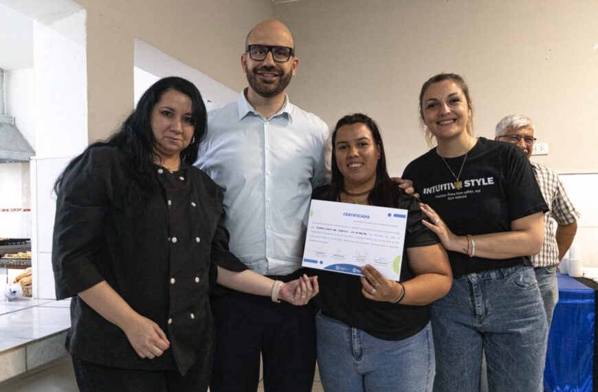 Se celebró el cierre de la capacitación de jóvenes pasteleros en barrio José Fuchs
