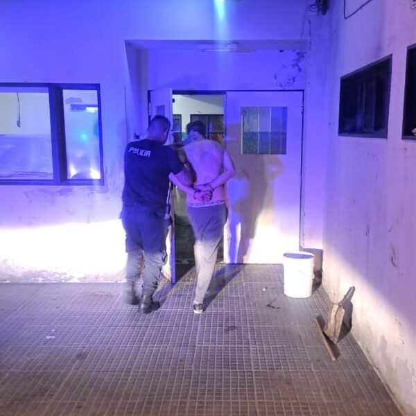 Entró a robar semidesnudo por una ventana y terminó detenido