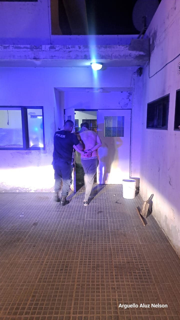Entró a robar semidesnudo por una ventana y terminó detenido