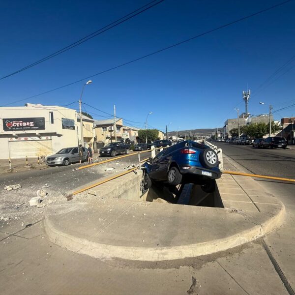 Cayó en el canal de la Av. Roca y el conductor se dio a la fuga