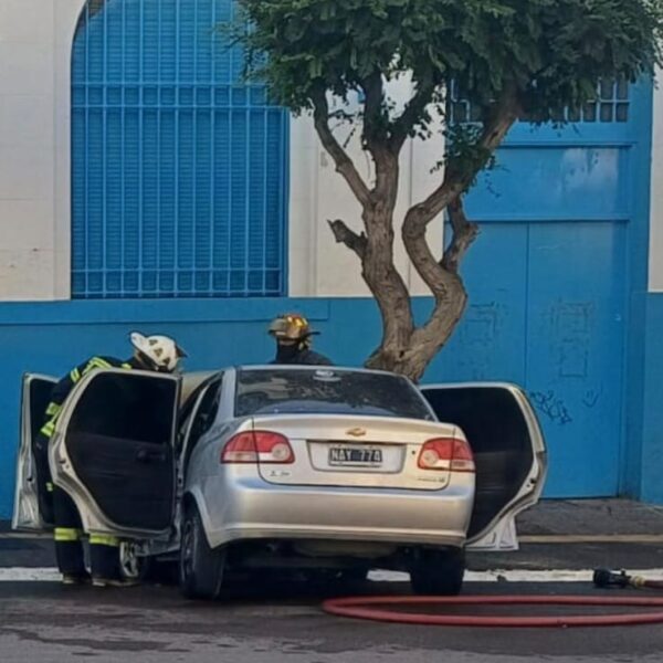Salió a bailar, discutió con alguien y le habrían prendido fuego el auto