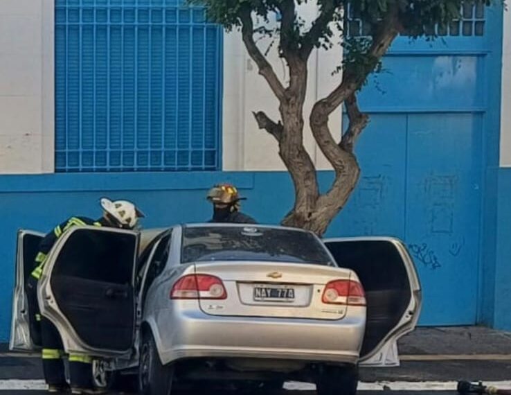 Salió a bailar, discutió con alguien y le habrían prendido fuego el auto