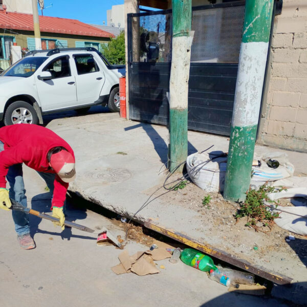 Mantenimiento preventivo: continúan las tareas de limpieza de sumideros en distintos barrios