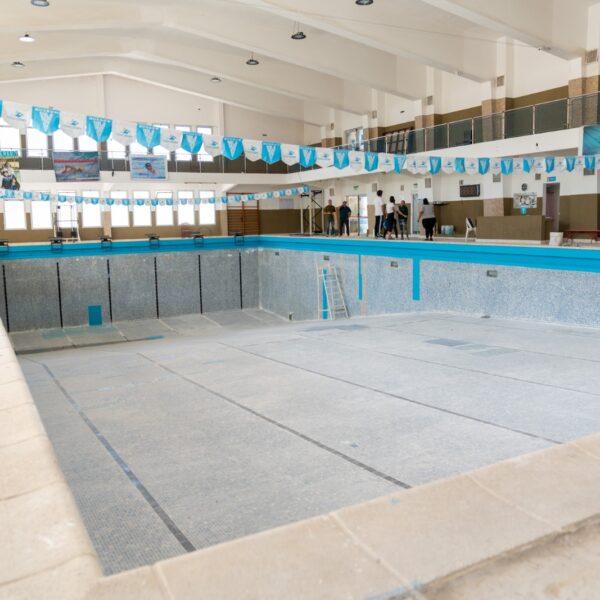 El Municipio avanza con la refacción de la pileta del Club Huergo