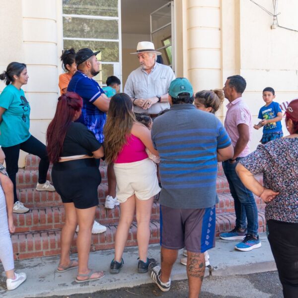 Othar recorrió el albergue municipal y acompañó a las familias evacuadas por el movimiento del Cerro Hermitte