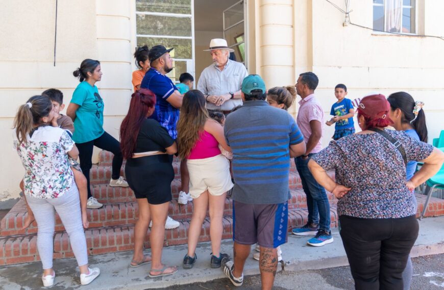 Othar recorrió el albergue municipal y acompañó a las familias evacuadas por el movimiento del Cerro Hermitte