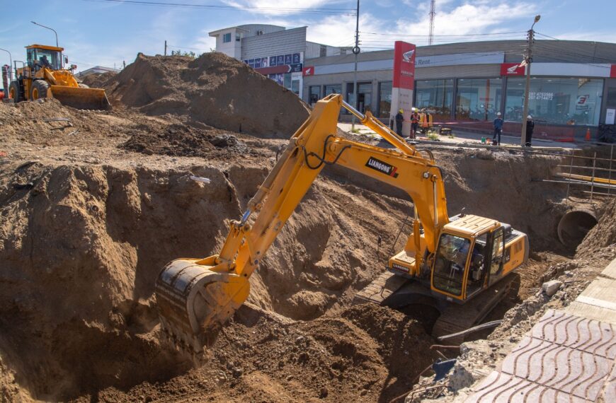 El intendente Othar Macharashvili supervisó los avances de la obra de reemplazo del pluvial en la Ruta 3
