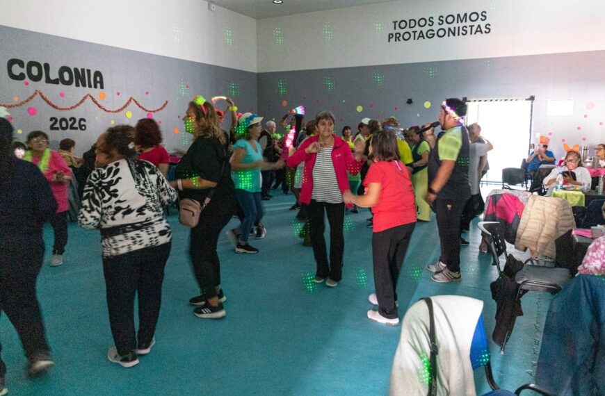 El primer grupo de adultos mayores cerró las Colonias de Verano con una fiesta flúor