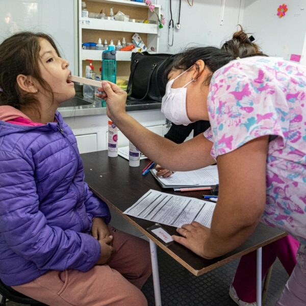 El tráiler de Salud Municipal realiza controles y vacunación para el ciclo lectivo 2026