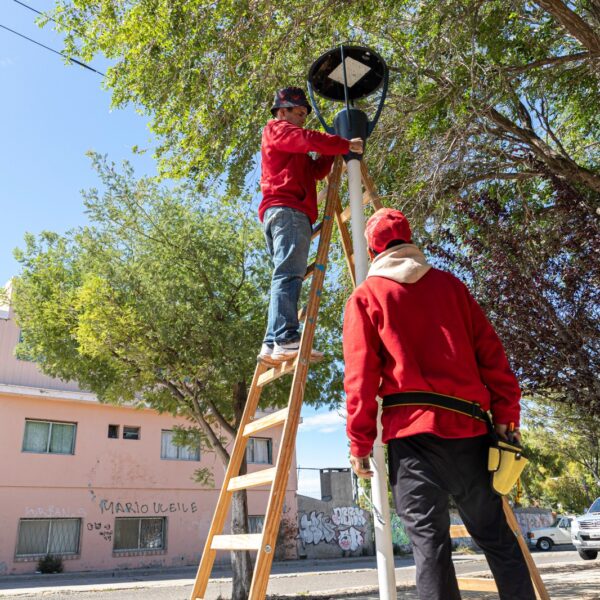 El Municipio avanza con el recambio de luminarias en la Plaza Carlos Gardel
