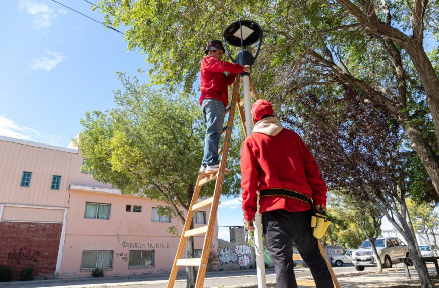 El Municipio avanza con el recambio de luminarias en la Plaza Carlos Gardel