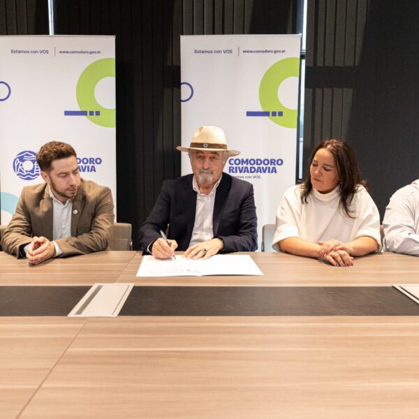 Othar firmó el convenio para generar distribución comunitaria de energía renovable en Comodoro