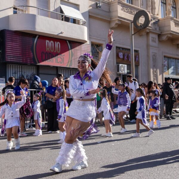 La ciudad consolidó sus tradicionales carnavales con una masiva convocatoria