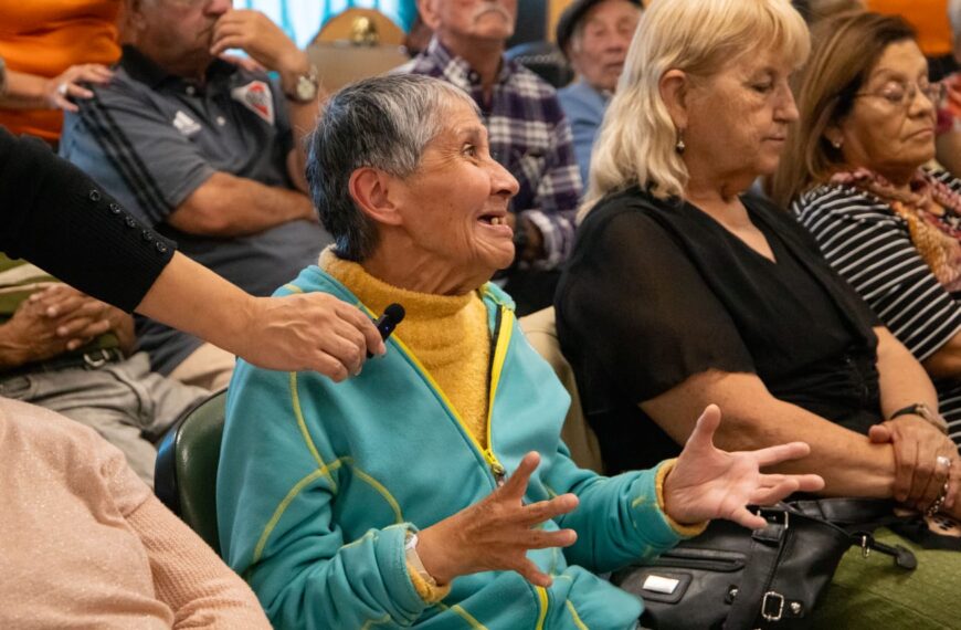 Adultos mayores participaron de una propuesta de Cine-Debate en el marco del Día de la Mujer