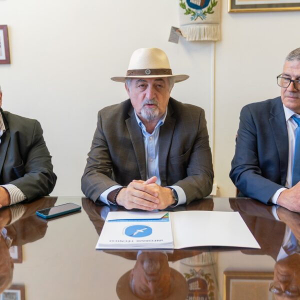 Othar recibió el informe sobre el Cerro Hermitte y proyecta nuevas normas urbanas para prevenir riesgos