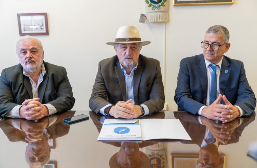 Othar recibió el informe sobre el Cerro Hermitte y proyecta nuevas normas urbanas para prevenir riesgos