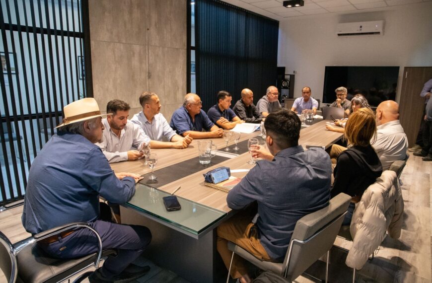Othar recibió a vecinos afectados por el deslizamiento del cerro Hermitte y acordó con la SCPL restablecer el servicio de agua por zonas