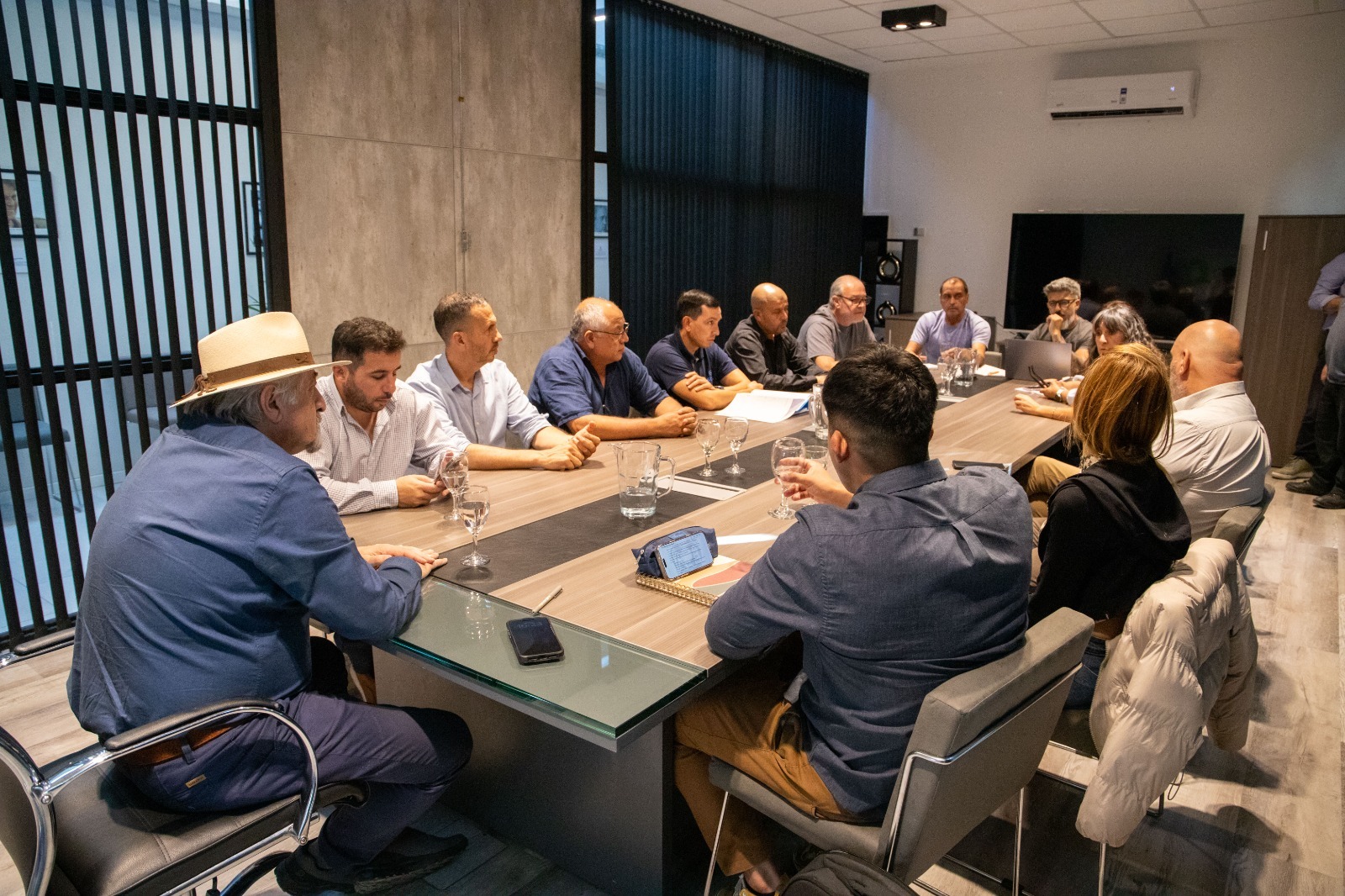 Othar recibió a vecinos afectados por el deslizamiento del cerro Hermitte y acordó con la SCPL restablecer el servicio de agua por zonas