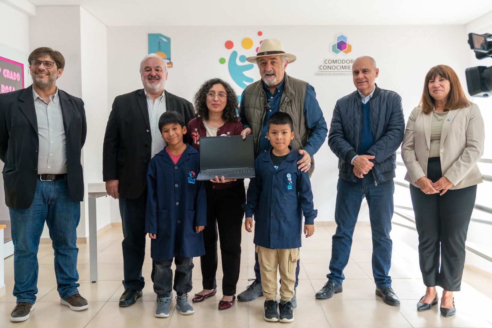 Othar entregó notebooks a la Escuela Municipal N° 2006