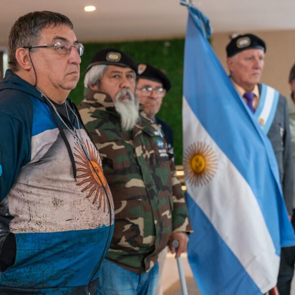 El intendente acompañó la inauguración de la Muestra estática de Malvinas