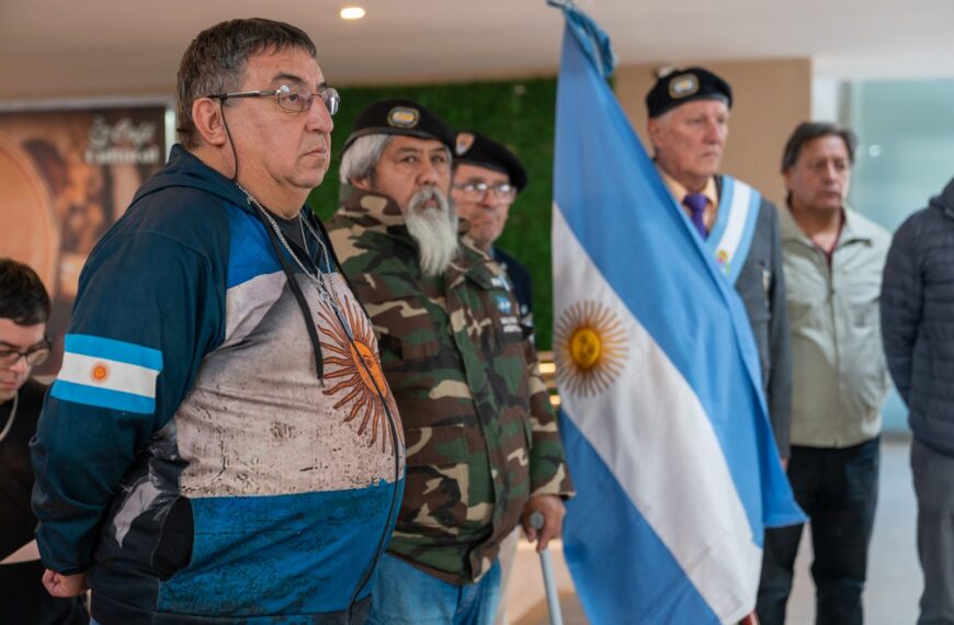 El intendente acompañó la inauguración de la Muestra estática de Malvinas