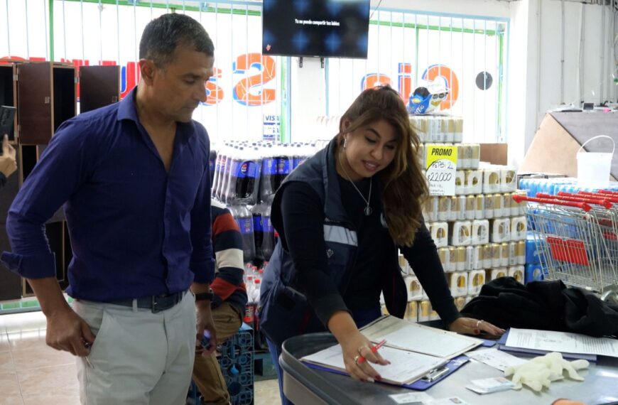 Se clausuró un supermercado por exhibir mercadería vencida y productos no autorizados para la venta