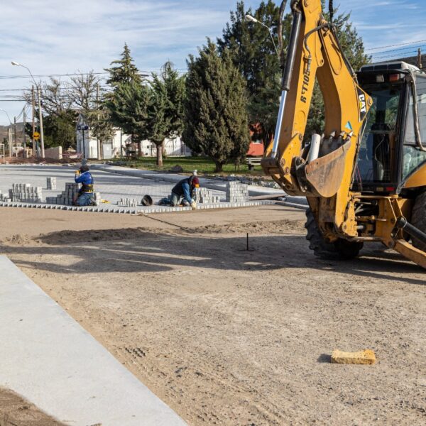 El Municipio avanza con dos importantes obras de pavimentación en Km. 3