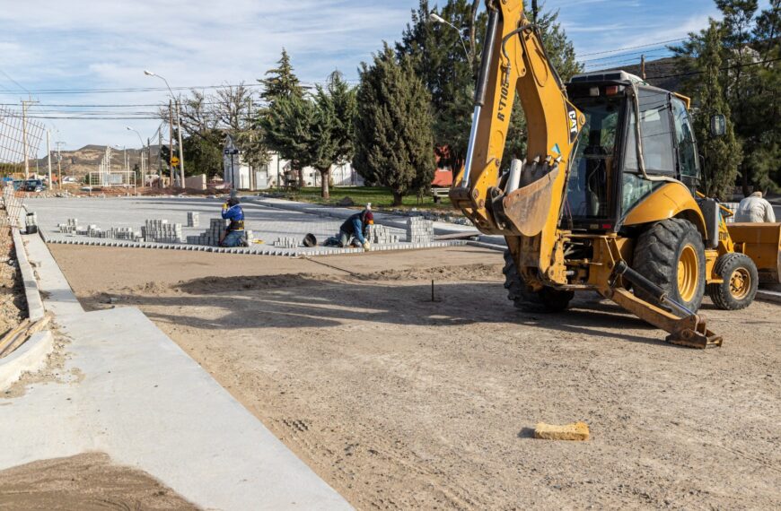 El Municipio avanza con dos importantes obras de pavimentación en Km. 3