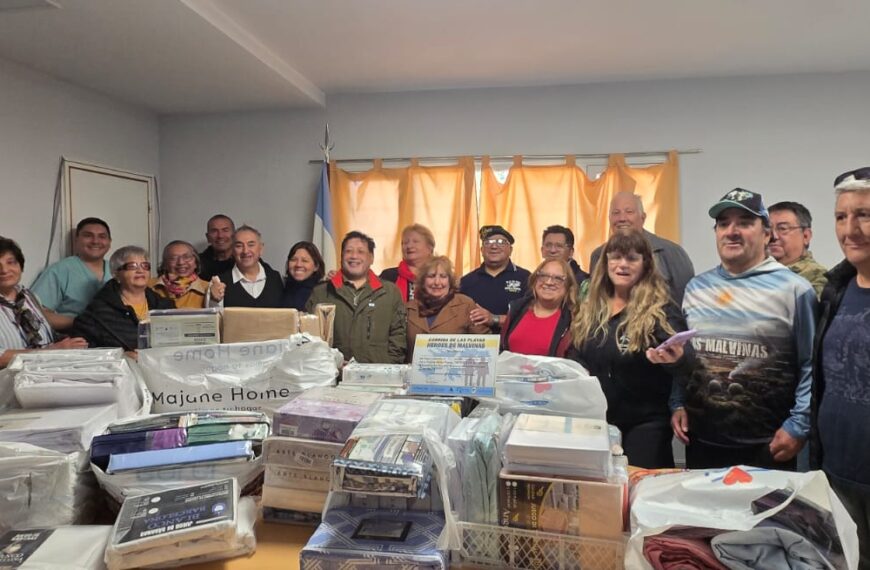 Veteranos de Malvinas entregaron una bandera de ceremonias al grupo de Enfermeras 1982 en el Hospital Regional