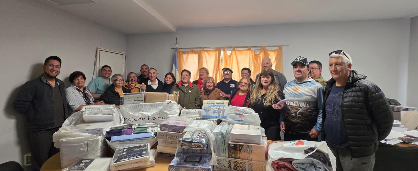 Veteranos de Malvinas entregaron una bandera de ceremonias al grupo de Enfermeras 1982 en el Hospital Regional