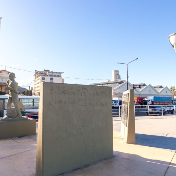 El Municipio repudió la vandalización del monumento al Soldado Mario Almonacid y solicita la colaboración de la comunidad