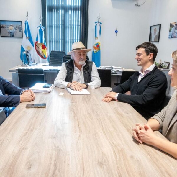 Representantes de PECOM presentaron al intendente su plan de trabajo tras el anuncio de su arribo a Manantiales Behr