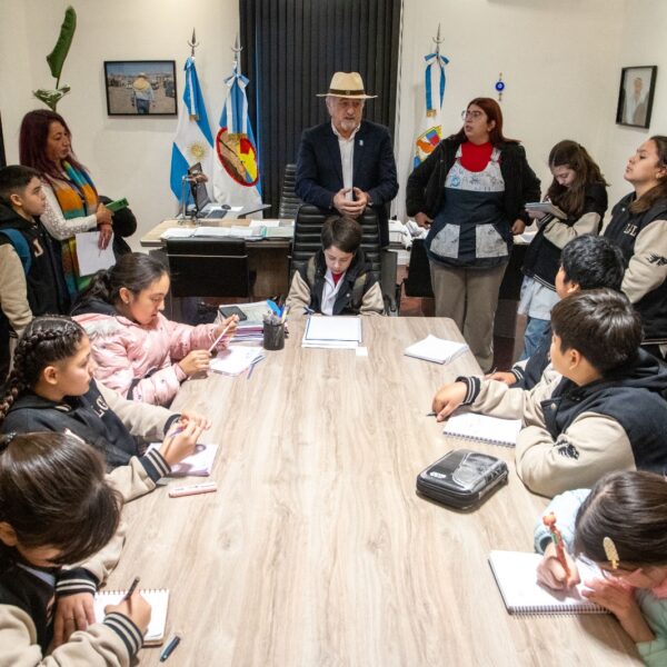 El intendente recibió a estudiantes de la Escuela N°198